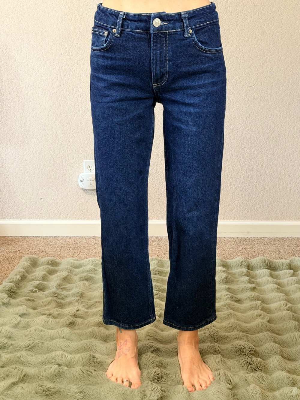 Zara Dark Wash Straight Leg cropped Jeans
